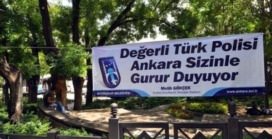 Ahmet Hakan Melih Gökçek'le fena dalga geçti: Abi şu pankartı... 1 melih gokcek polis pankari
