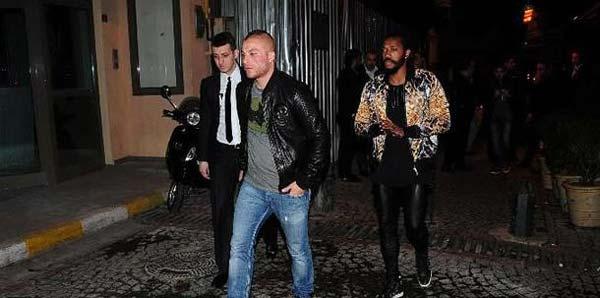 Gökhan Töre hakkında inanılmaz iddia! Futbolcuların ağzına silah mı dayadı? 1 gokhan tore bar