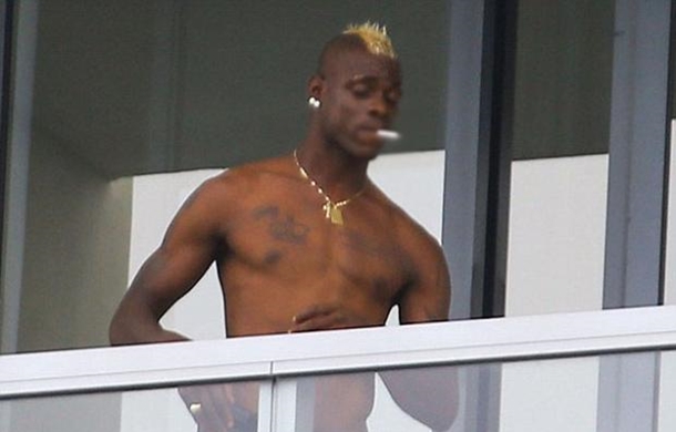 Balotelli, bu karelerden sonra İtalya'ya nasıl döneceğini düşünüyor! 1 balotelli miami sigara
