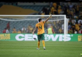 Tim Cahill Tribunleri Selamlarken