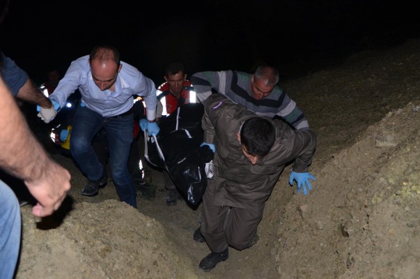Ticari araç uçuruma devrildi: 3 ölü 1 adana kozan trafik kazasi