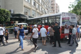 Adana'da belediye otobüsü gözlükçüye girdi! 5 yaralı 1 adana kaza belediye otobusu