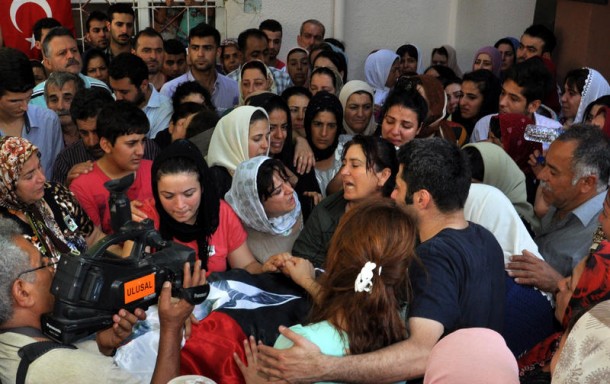 Ali İsmail Korkmaz toprağa verildi! Teselli Abdullah ve Ethem'in annelerinden 1 ali ismail korkmaz cenaze