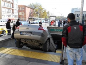 Otopark zannedip arabayla Ankaray istasyonuna girdi! 1 ankaray araba