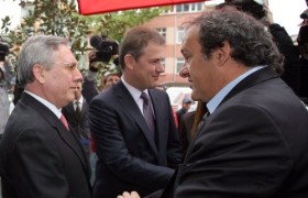 Aziz Yıldırım'dan Platini'ye mektup 1 aziz yildirim platini e1327501733867