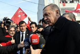 Başbakan uçan tekmeyi görmedi: Sen kimsin?, haddini bil! 1 basbakan ucan tekme