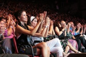 Beren Saat kapıda kaldı 1 beren saat kapida kaldi