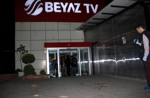 Galatasaray taraftarları Beyaz TV'yi bastı: 1 yaralı 1 beyaz tv saldiri1
