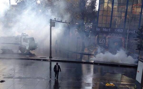 Ankara Kızılay'da eğitim emekçilerine polis müdahalesi 1 biber gazi ankara kizilay e1385209242423