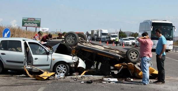 Karacabey'de zincirleme trafik kazası: 4 ölü 1 bursa karacabey trafik kazasi