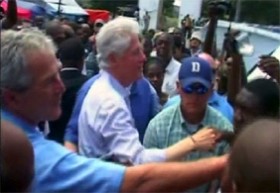 Bush elini Clinton'ın gömleği ile temizledi 1 bush clinton gomlek nationalturk