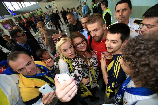 caner erkin kosova selfie