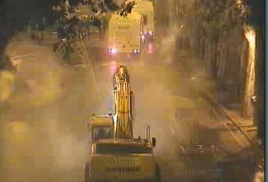 "İnönü'den dozeri yürüttüler Dolmabahçe'yi yıkacaklardı" 1 carsi dozer toma e1386146997808