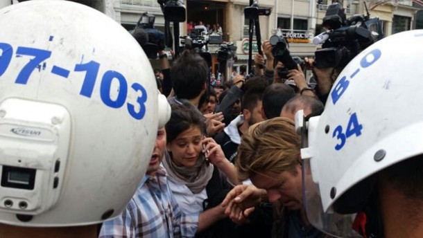 Gezi direnişinin yıldönümü: CNN International muhabirini canlı yayında gözaltına aldılar 1 cnn gozalti