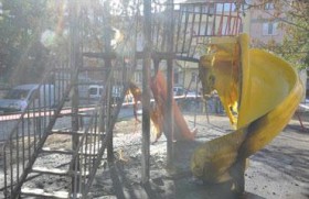 Kız arkadaşına hava atmaya çalışırken çocuk parkını yaktı! 1 cocuk parkini yakti