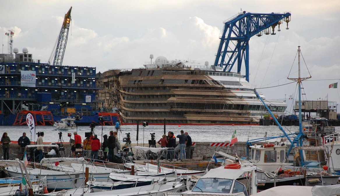 İtalya'daki Costa Concordia gemisi tamamen doğrultuldu (Video) 1 costa concordia e1379405030424