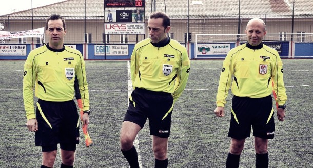 Dünya Kupası'na hazırlık! Cüneyt Çakır amatör maç yönetti, bir de şilt aldı! 1 cuneyt cakir amator mac