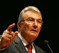 Deniz Baykal istifa etti 1 denizbaykal e1273482920658