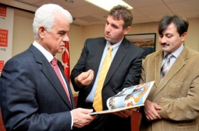 Derviş Eroğlu: Hristofyas sahte kahramanlık peşinde 1 derviss eroglu