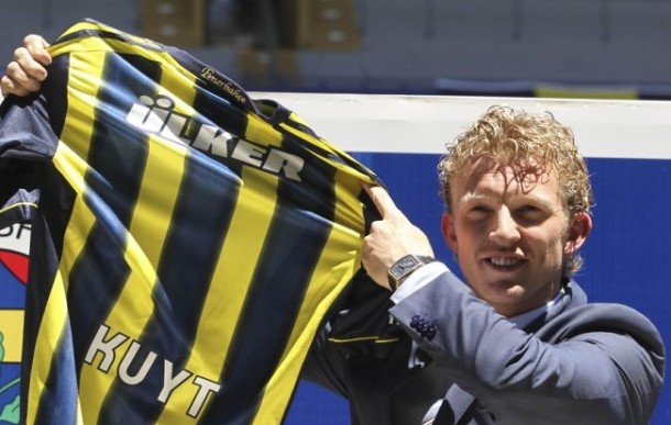 dirk kuyt imza e1340278447697