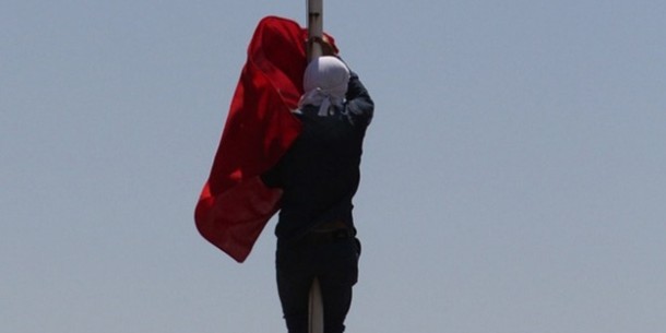 diyarbakirda bayrak indiren kisi