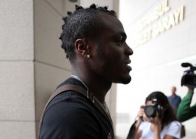 Emenike hakim karşısına çıktı 1 emenike adliye e1346159677134