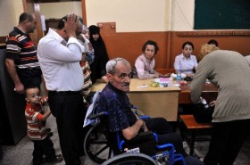 Engelli ve yaşlı vatandaşlar oy kullanmakta güçlük çekti!.. 1 engelli1