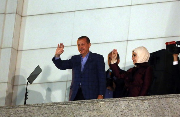 Beklenen senaryo: Cumhurbaşkanı Erdoğan, Abdullah Gül'ün önünü kesecek 1 erdogan balkon 9238472