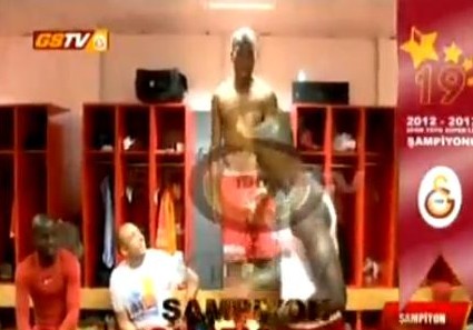 Galatasaray soyunma odasında şampiyonluk dansı (Video) 1 galatasaray soyunma odasi sampiyonluk e1367822003240