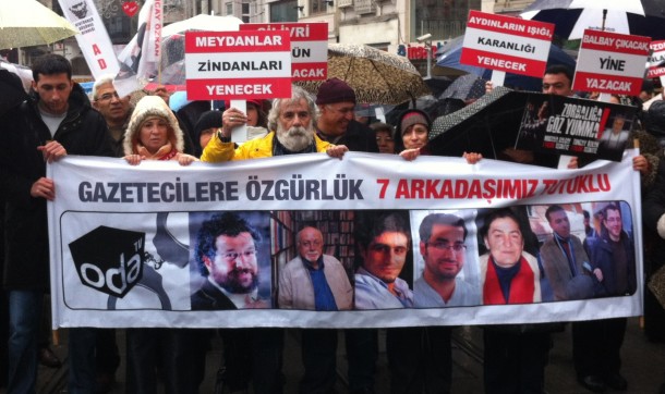 Tutuklu gazeteciler için Taksim'de büyük yürüyüş 1 gazeteciler yuruyus taksim e1330779067388
