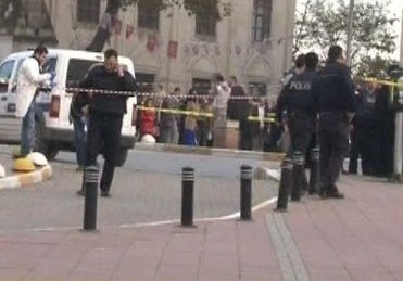 Gaziosmanpaşa'da polise silahlı saldırı: 1 şehit / İşte ilk görüntüler (Video) 1 gaziosmanpasa saldiri e1355233251179
