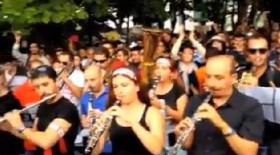 Gezi Parkı Filarmoni Orkestrası! (Video) 1 gezi parki filarmoni e1370425391709