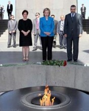 Hillary Clinton Soykırım Anıtı'nı ziyaret etti 1 hillary clinton soykirim aniti ziyareti