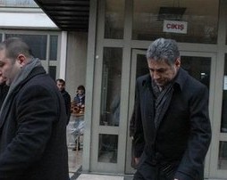 İsmail Ünal şikayetçi olduğu davaya zorla götürülecek! 1 ismail unal adliye cikisi e1322670406814