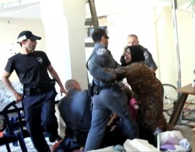 İsrail polisinin Arap aileye saldırı anları görüntülendi 1 israil polisi arap ailesi 03
