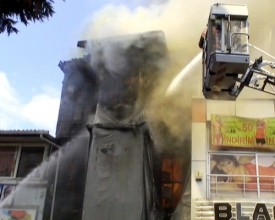 Kadıköy'de yangın / Tarihi bina kül oldu (Video) 1 kadikoy yangin tarihi bina