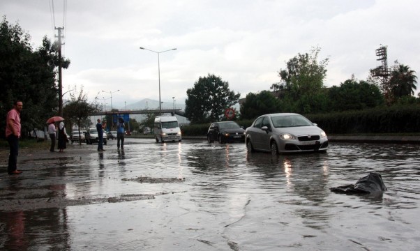Karadeniz Sahil Yolu trafiğe kapandı! 1 karadeniz sahil yolu yagmur
