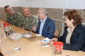 Kemal Kılıçdaroğlu Aktütün'de askerlerle yemek yedi 1 kilicdaroglu aktutun