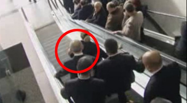 Video! Kemal Kılıçdaroğlu yürüyen merdivene ters bindi, Gökçek dalga geçti 1 kilicdaroglu yuruyen merdiven