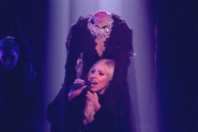 X Factor 'e katılan Lady Gaga kafasını kaybetti 1 lady gaga kafasiz
