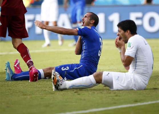 Luis Suarez'den Bir Isırma Vakası Daha...Chiellini'den Fifa'ya Salvo! 1 luis suarez yine ısırdı
