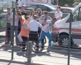 Metrobüste ölüm! Yolcular sağlık ekiplerine saldırdı 1 metrobus ambulans kavga