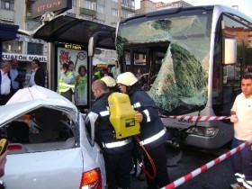 Zincirlikuyu'da metrobüs kazası (Video) 1 metrobus kaza avcilar