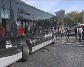 Metrobüs yoldan çıktı, şans eseri ölen yok 1 metrobusssssss kaza