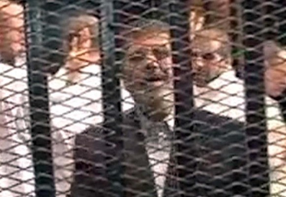 Muhammed Mursi'ye yeni dava: Seçim vaatlerini yerine getirmedin! 1 mursi mahkeme e1384360302995