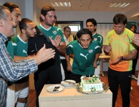 Bursaspor'da Mustafa Keçeli'ye doğum günü partisi 1 mustafa keceli dogumgunu