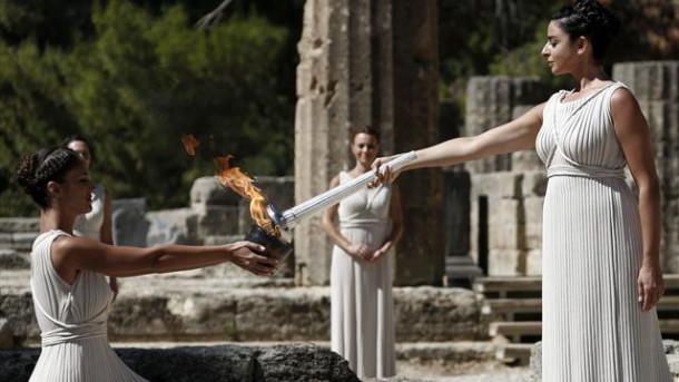 Soçi Olimpiyat Oyunları meşalesi Yunanistan'da yakıldı 1 olimpiyat mesalesi yunanistan