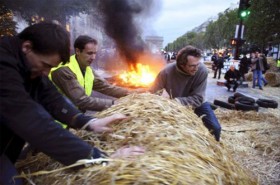 Paris'in ünlü Champs Elysees meydanında büyük protesto 1 paris champs elysees meydani