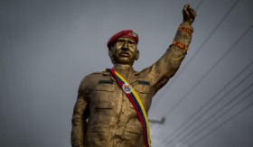 Maduro, Putin'in hediye ettiği Chavez heykelini tanıttı 1 putin heykeli