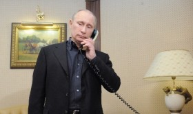 putin telefon e1353073365823